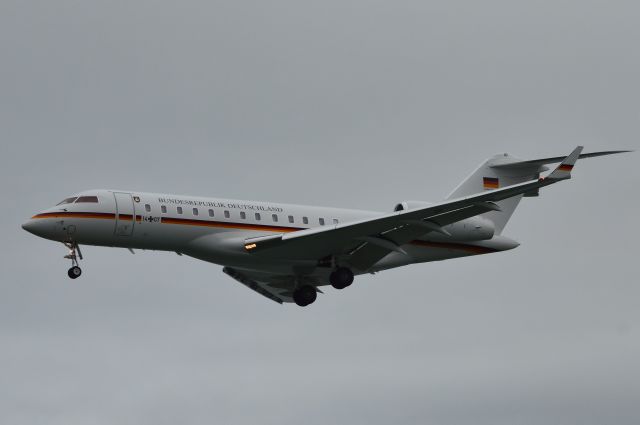 Bombardier Global Express (N1407) - Pasada baja en pista 29 de LEXJ 