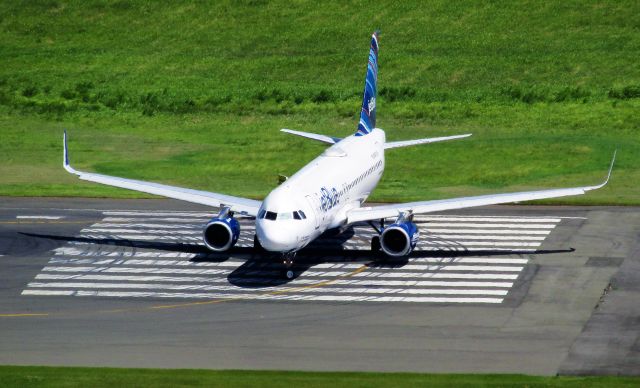 Airbus A320 (N807JB)