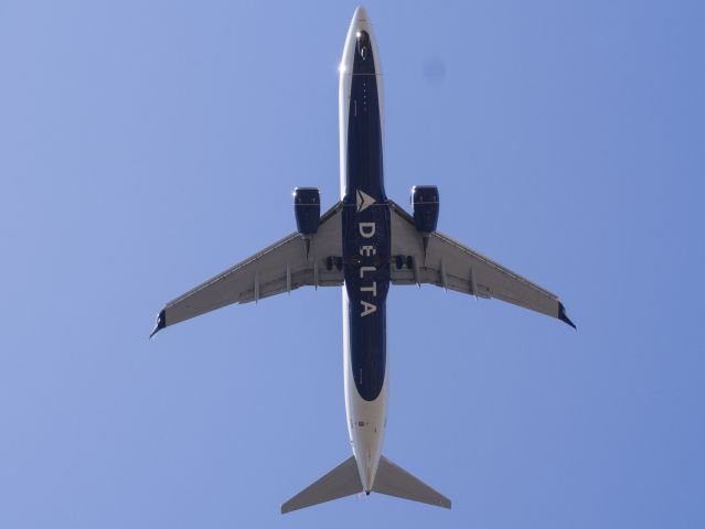 Boeing 737-900 (N894DN) - under runway 12R