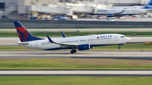 Boeing 737-800 (N3741S)