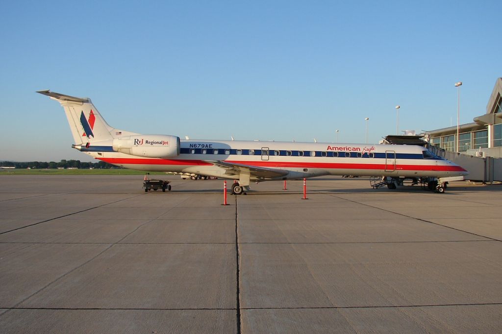 Embraer ERJ-145 (N679AE)