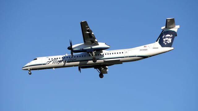 de Havilland Dash 8-400 (N430QX) - ASA2387 on final to Rwy 34C on 2/23/15. (cn 4163).