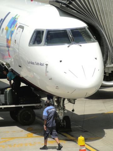 EMBRAER 195 (PR-AYG) - Dispatching luggage and Azultec man.