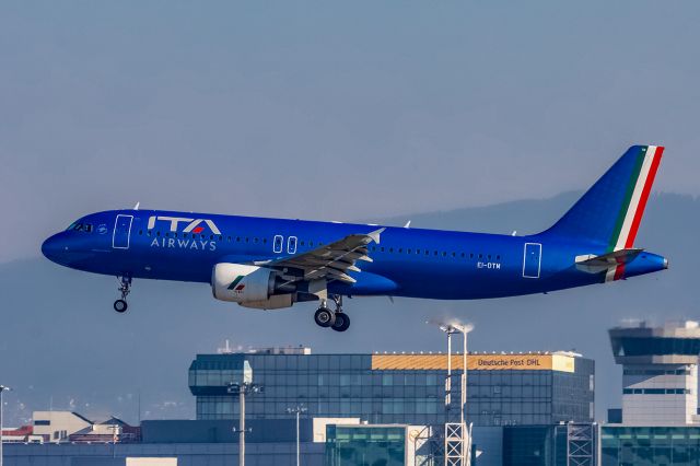 Airbus A320 (EI-DTM)