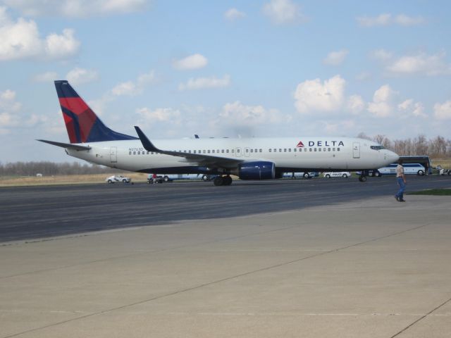 Boeing 737-700 (N3763D) - IU basketball team returning after 2 wins in Portland, making it to the sweet 16!