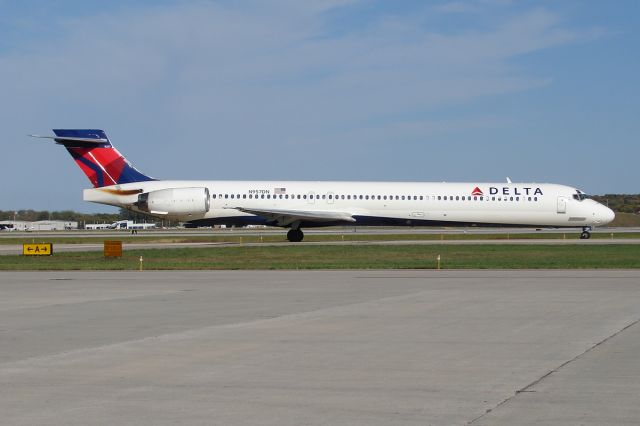 McDonnell Douglas MD-90 (N957DN)