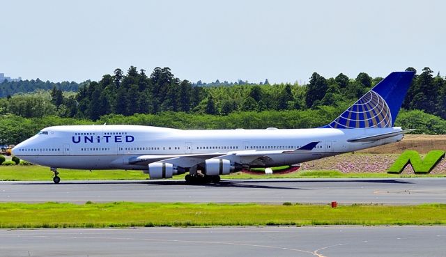 Boeing 747-400 (N199UA) - 2014 - Reversing! One of the last!...