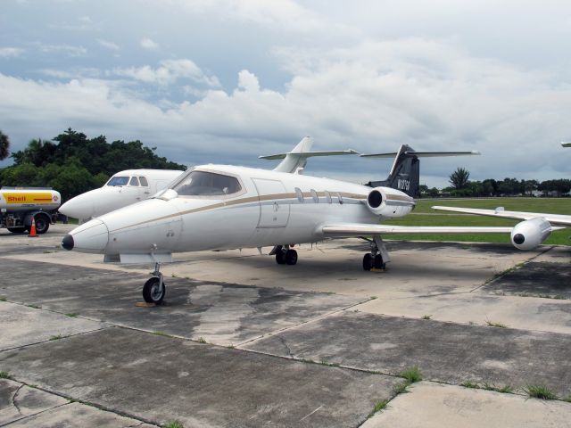 Learjet 25 (N127GB)