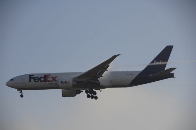 Boeing 777-200 (N853FD) - Final Approach to NRT Airport Runway 34L on 2011/11/23