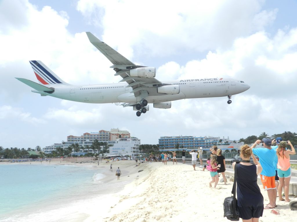 F-GLZM — - Sur la plage de Maho Beach. Une image qui va devenir vontage car Air France se sépare des dernier A340. Une photo de juillet 2013