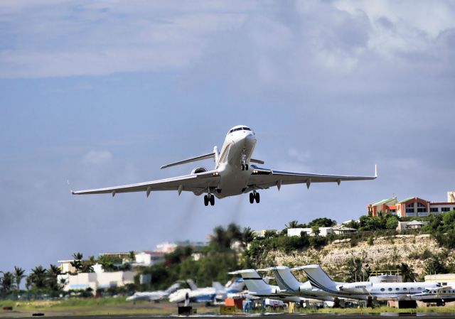 Bombardier Global 5000 (N100QS)