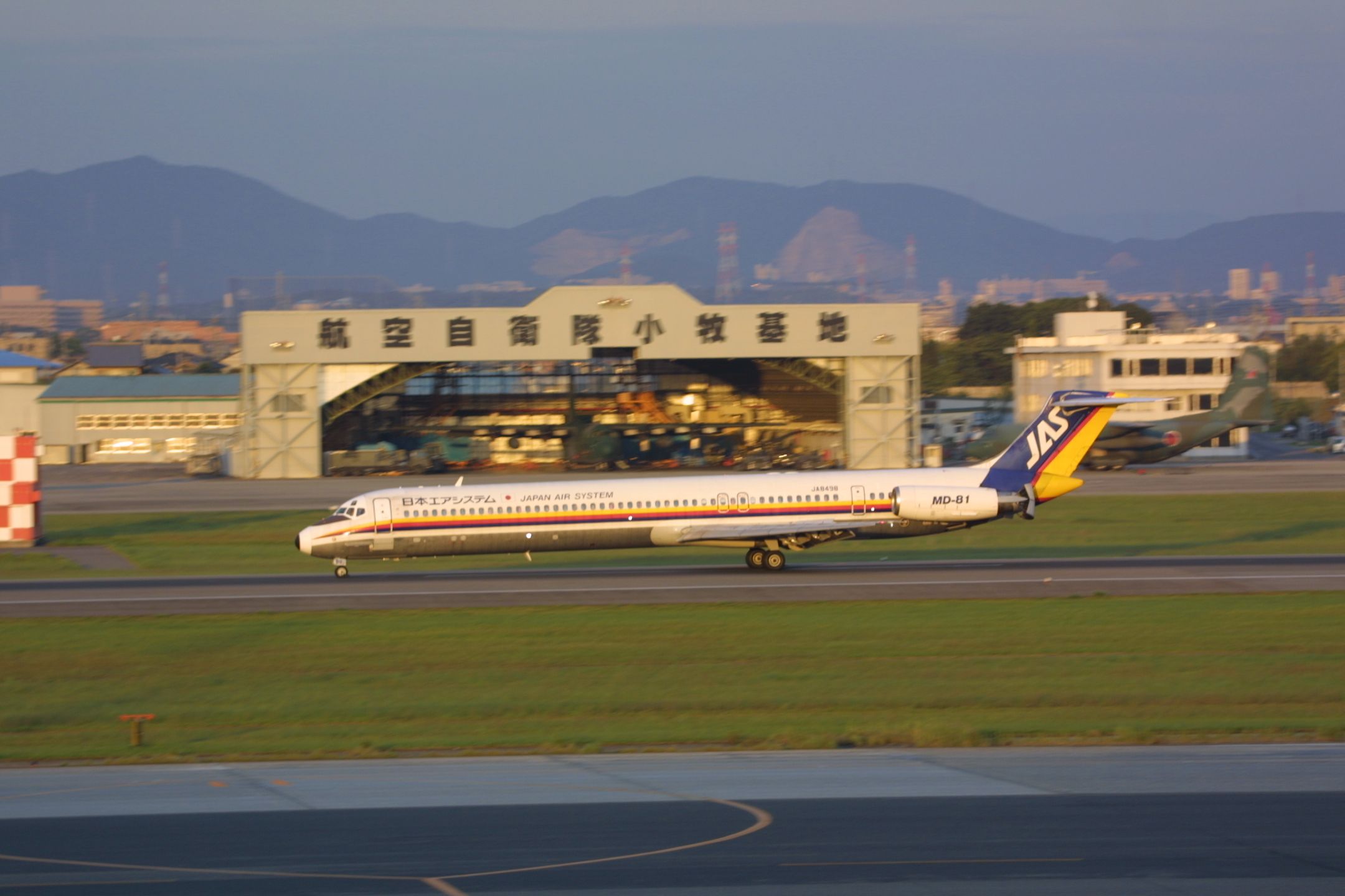 McDonnell Douglas MD-81 (JA8498)