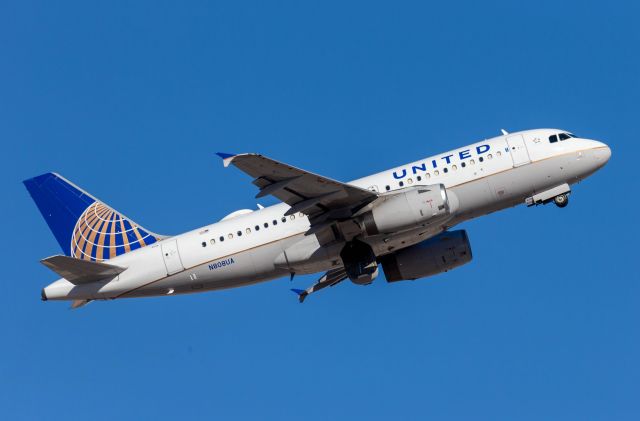 Airbus A319 (N808UA)