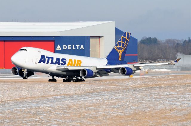 Boeing 747-400 (N499MC)