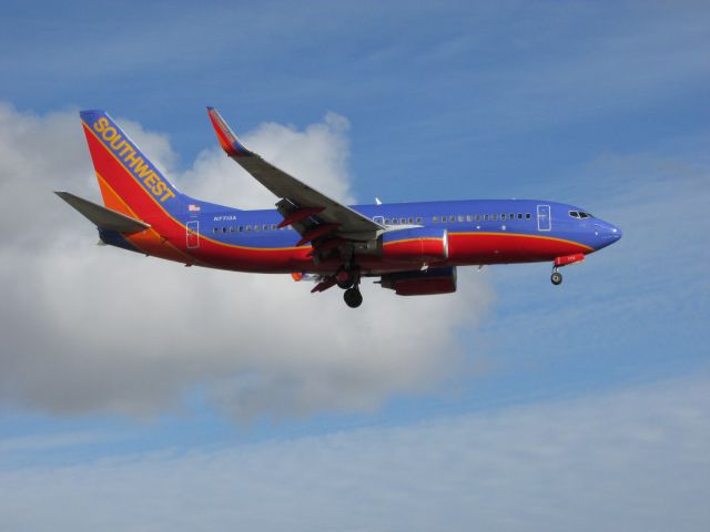 Boeing 737-700 (N7713A) - Landing on RWY 20R