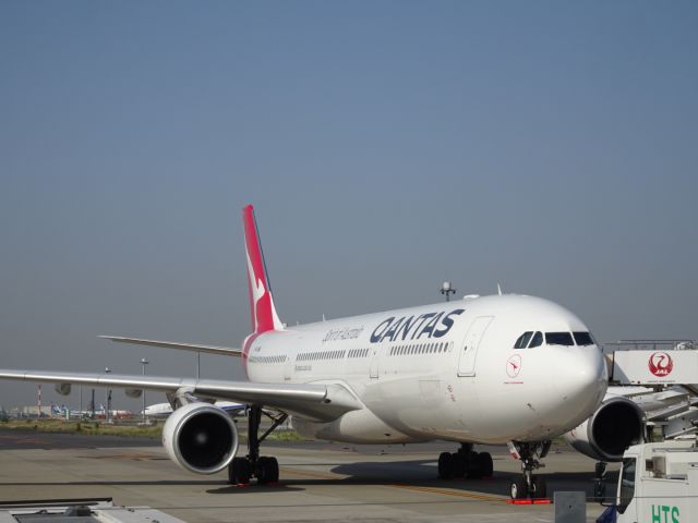 Airbus A330-300 (VH-QPJ)