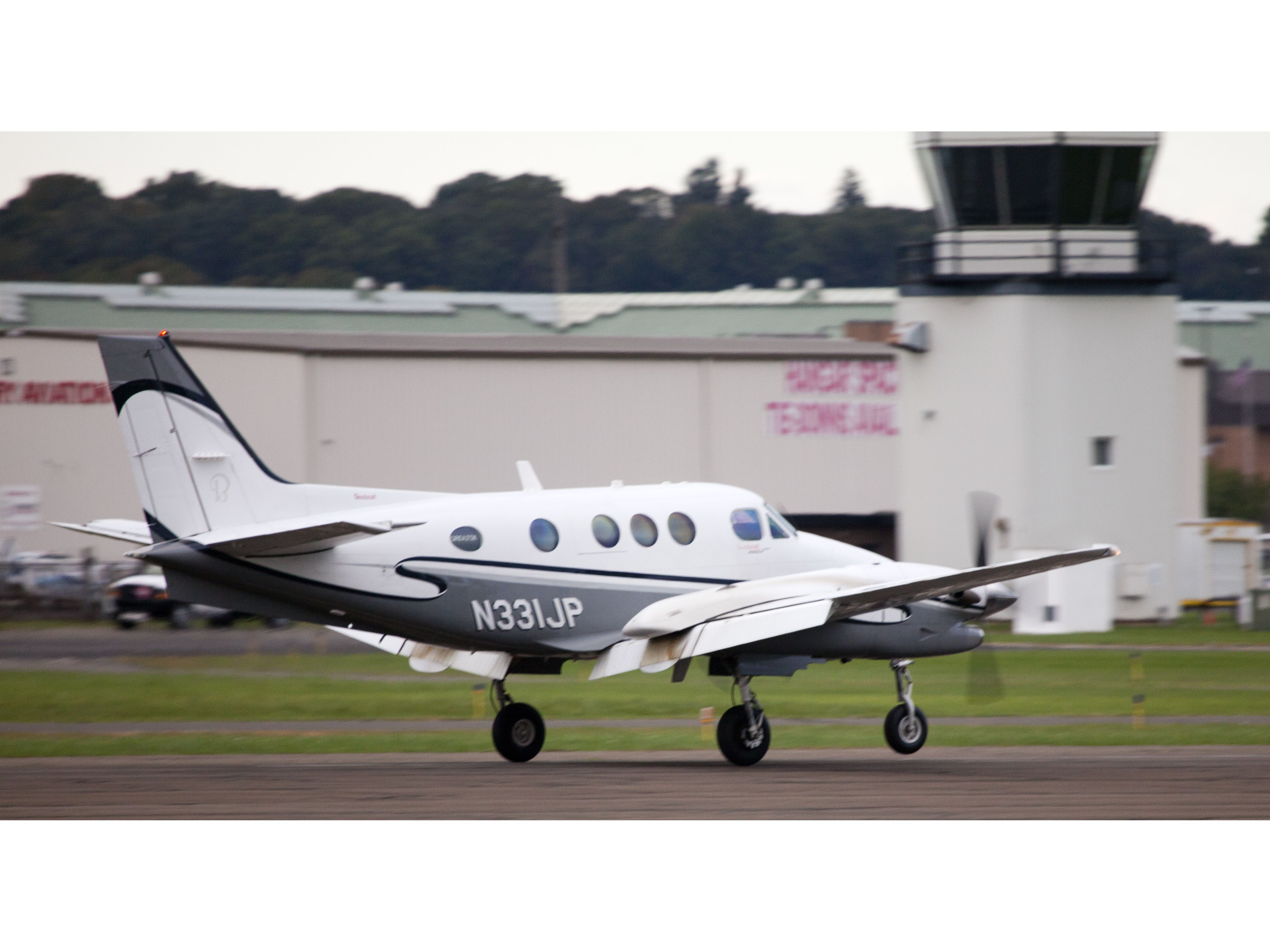 Beechcraft King Air 90 (N331JP) - Landing runway 08 at Danbury CT.