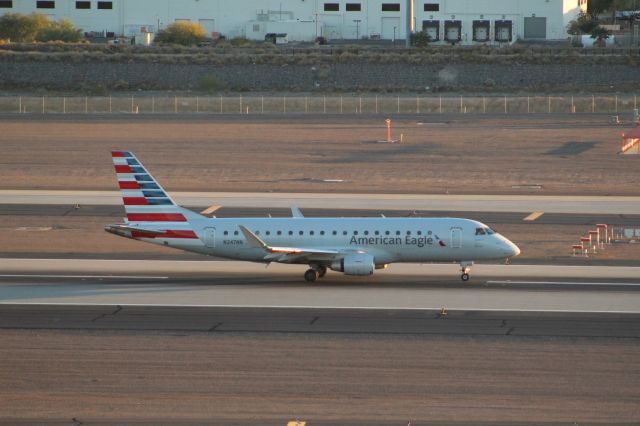 Embraer 175 (N247NN)