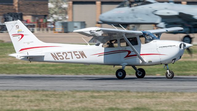 Cessna Skyhawk (N5275W) - N5275W doing pattern work on Martin State Airport's runway 15