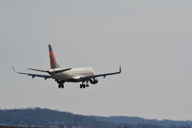 Embraer 170/175 (N868RW)