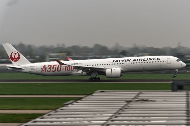 Airbus A350-1000 (JA02WJ) - 7th November, 2024:  Flight JL 043 from Tokyo Haneda International touches down on runway 09L at London Heathrow.