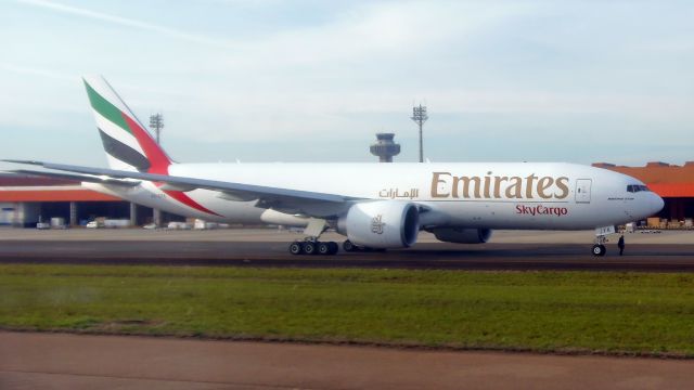 Boeing 777-200 (A6-EFK)