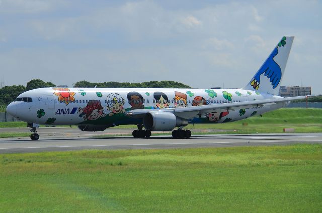 BOEING 767-300 (JA8674)