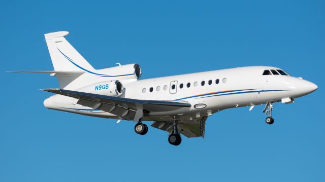 Dassault Falcon 900 (N9GB) - Landing 13L at Dallas Love Field.