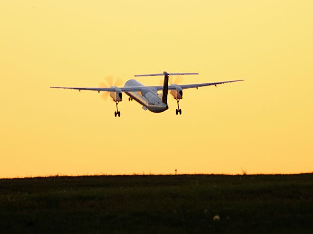 de Havilland Dash 8-400 (C-GLQO)