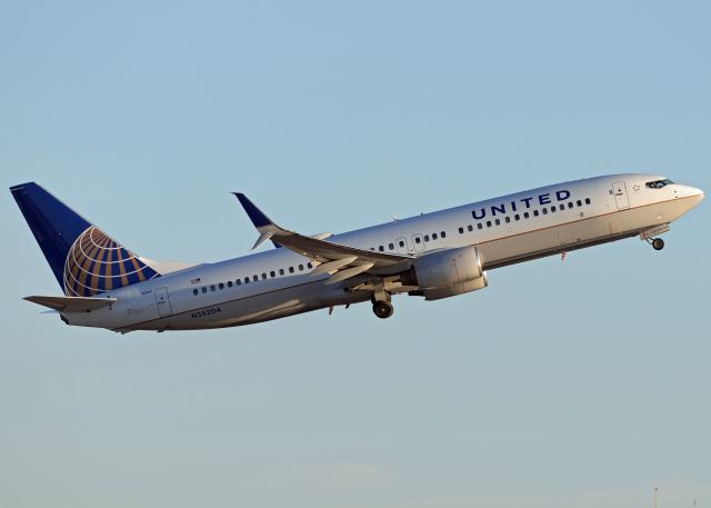 Boeing 737-800 (N35204)