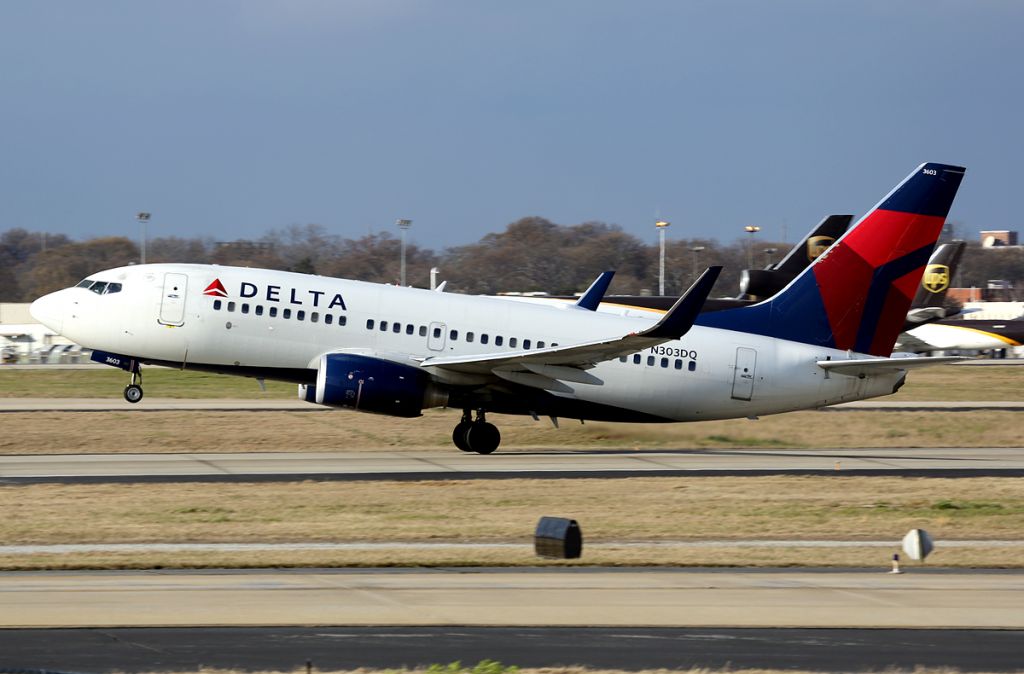 Boeing 737-700 (N303DQ)