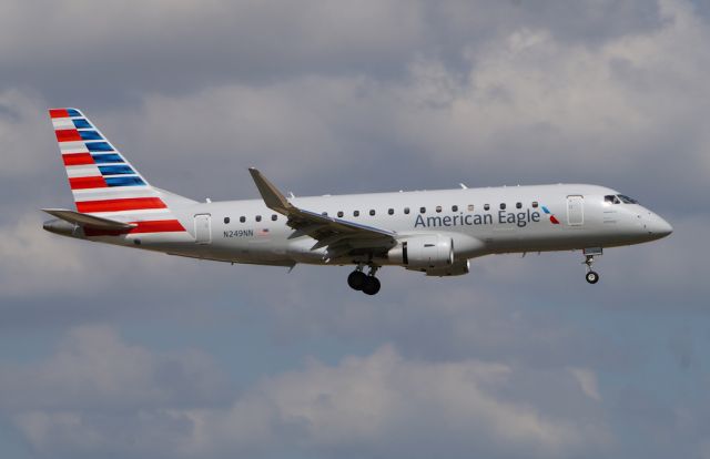 Embraer 170/175 (N249NN)