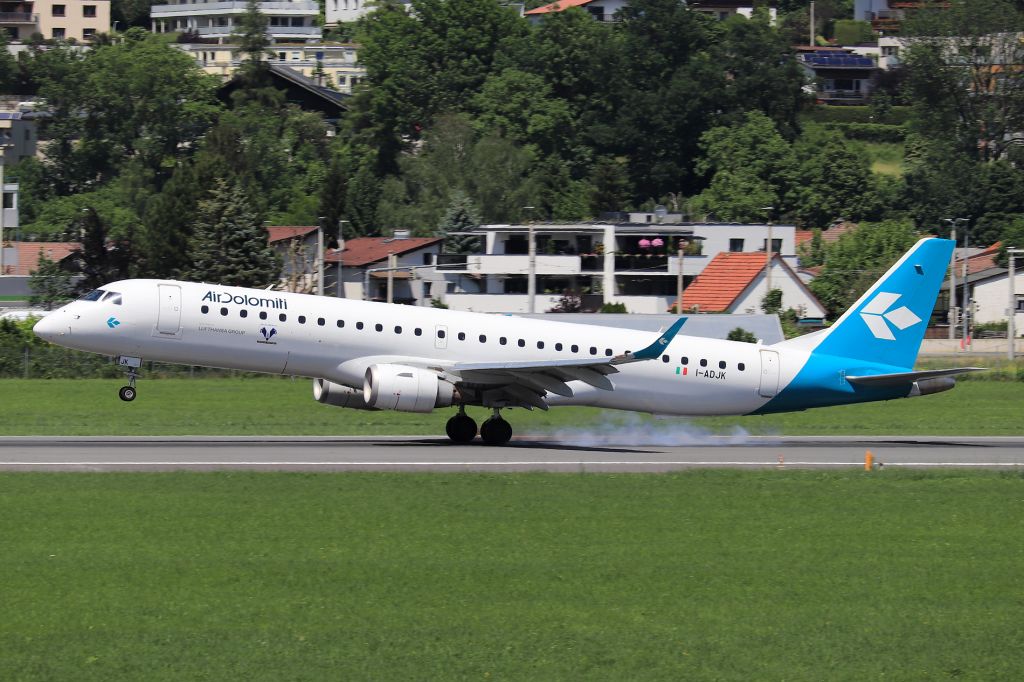 EMBRAER 195 (I-ADJK)