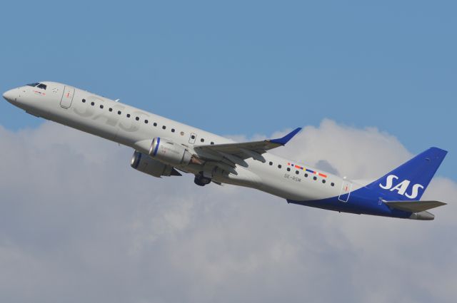 Embraer ERJ-190 (SE-RSM) - St. Magleby RWY22R