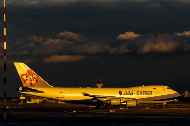 Boeing 747-400 (B-18722) - after heavy rain