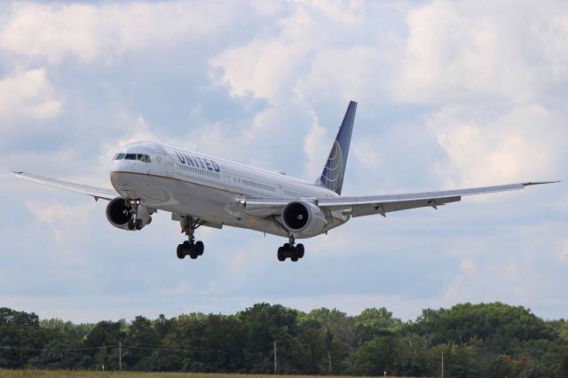 BOEING 767-400 (N66051) - UAL2555, a B767-424ER, N66051, c/n 29446, arriving from Newark Liberty Intl (KEWR) to pick up the Cleveland Browns for the trip to Tampa Intl (KTPA) for a pre-season game with the Tampa Bay Buccaneers.