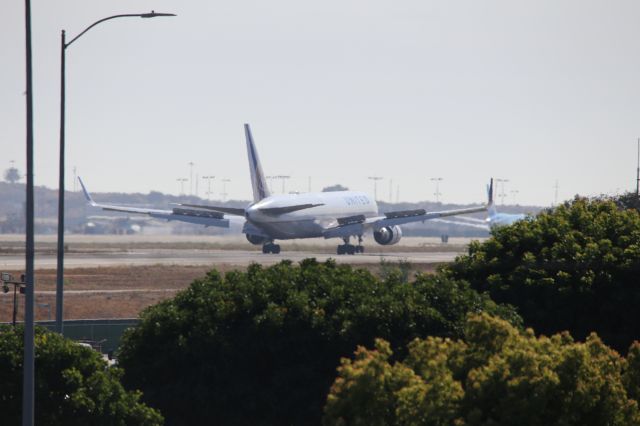 BOEING 767-300 (N658UA)