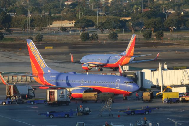 BOEING 737-300 (N615SW)