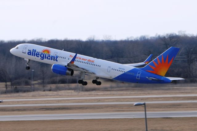 Boeing 757-200 (N904NV) - Departing 23-R for LAS