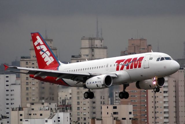 Airbus A319 (PT-MZA)