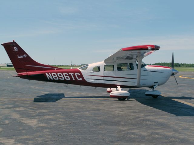 Beechcraft Baron (58) (N896TC) - A very good aircraft. Turbo charged engine.