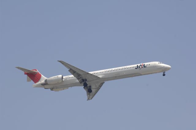 McDonnell Douglas MD-90 (JA005D) - Final Approach to Haneda Intl Airport  R/W16L on 2010/5/1