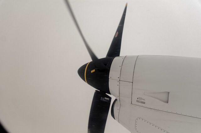 Saab 340 — - on the way to Melbourne, 1/8000 of a second, fun to freeze motion