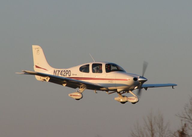 Cirrus SR-22 (N742PD) - Landing at dusk on runway 14 at the Shreveport Downtown airport.