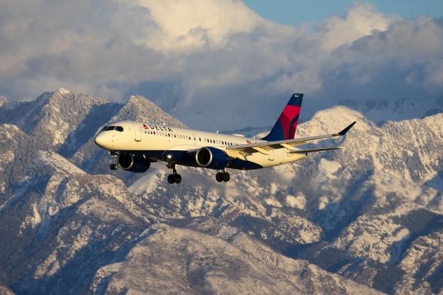 Airbus A220-300 (N308DU)