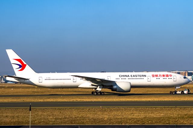 BOEING 777-300 (B-7883)