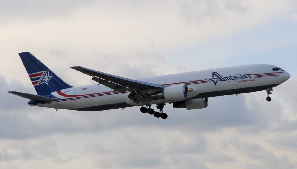 BOEING 767-300 (N316CM)