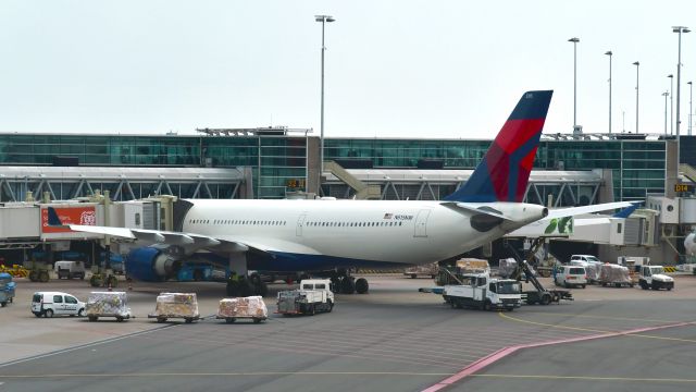 Airbus A330-300 (N815NW) - Delta Air Lines Airbus A330-323 N815NW in Amsterdam 