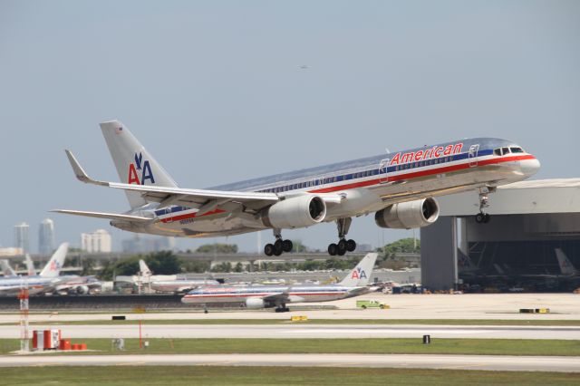 BOEING 767-200 (N662AA)