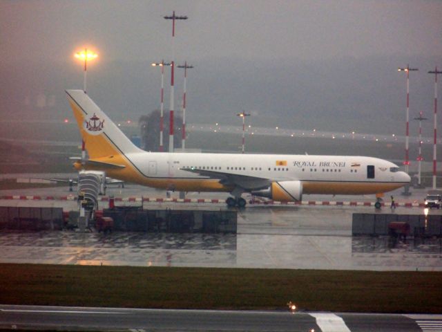 BOEING 767-200 (V8-MHB)